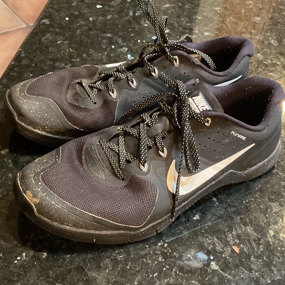Nike Men’s Black Athletic Training Sneakers with White Swoosh